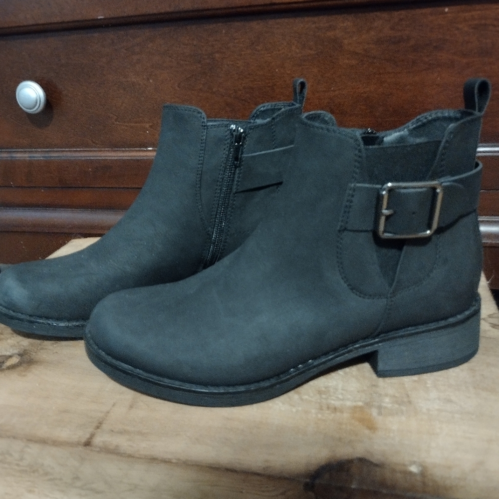 Black Ankle Boots, Size 8 , Solid Pattern With Bu… - image 4